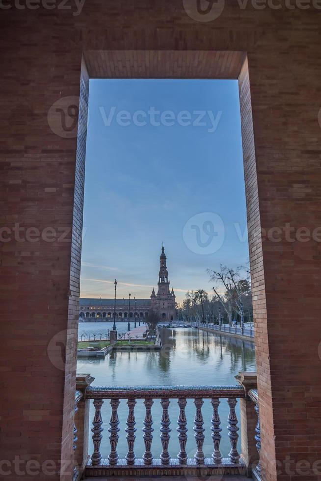 plaza Delaware espana es un cuadrado situado en Sevilla, España y estaba construido para el iberoamericano exposición, y eso tiene un importante sitio en Español arquitectura foto