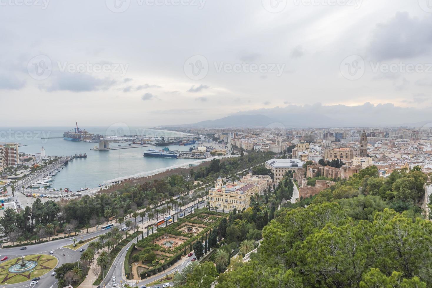 málaga es un Puerto y playa ciudad situado en el Dom playa en el Mediterráneo costa en el este de el ibérico península. foto