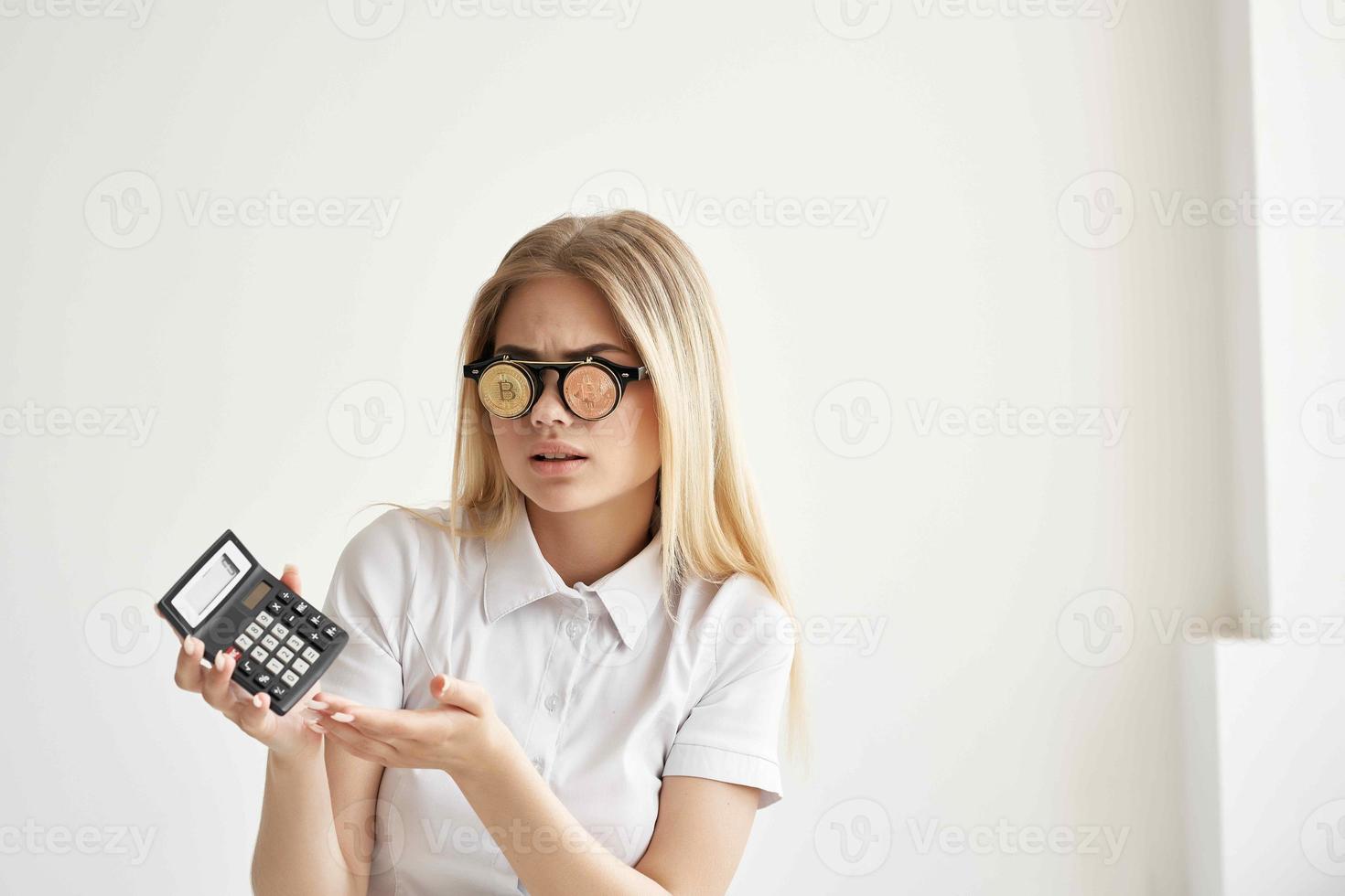 alegre mujer en un blanco camisa con un carpeta en mano aislado antecedentes foto