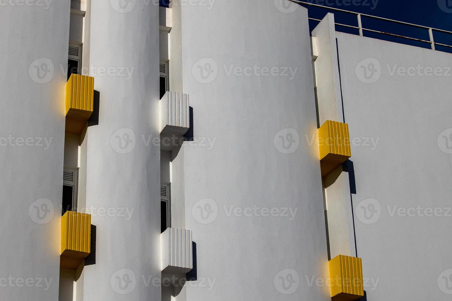 interesante original elementos de el balcones en el blanco edificio foto