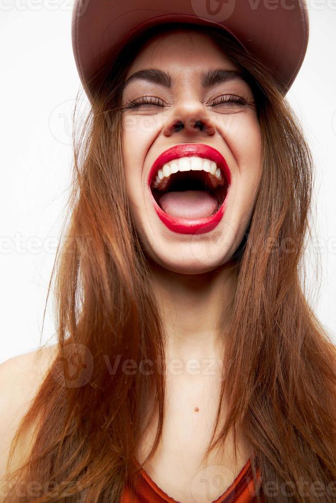 mujer en un gorra amplio abierto boca cerrado ojos divertido encanto atractivo Mira foto