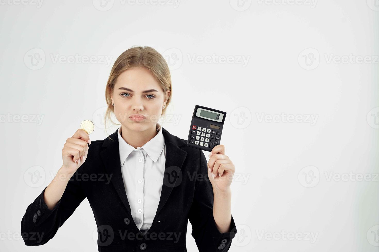 negocio mujer con calculadora y moneda bitcoin Finanzas economía foto