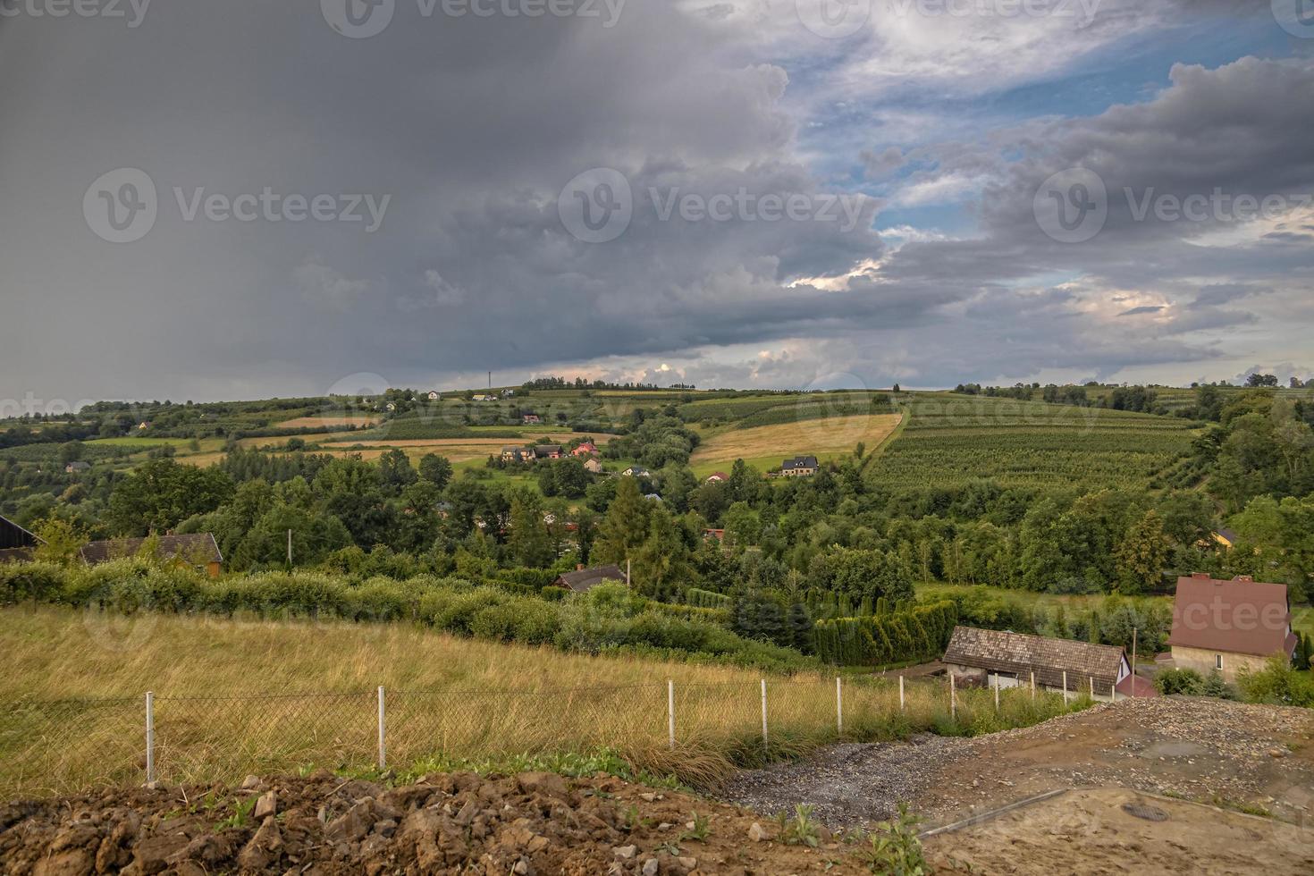 verano paisaje con polaco montañas en un nublado día foto