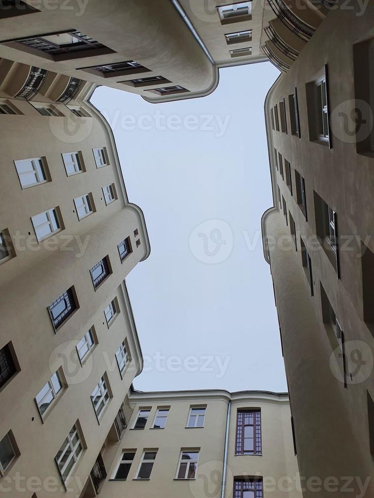 antiguo histórico Varsovia en Polonia vivienda casa desde el patio interior foto