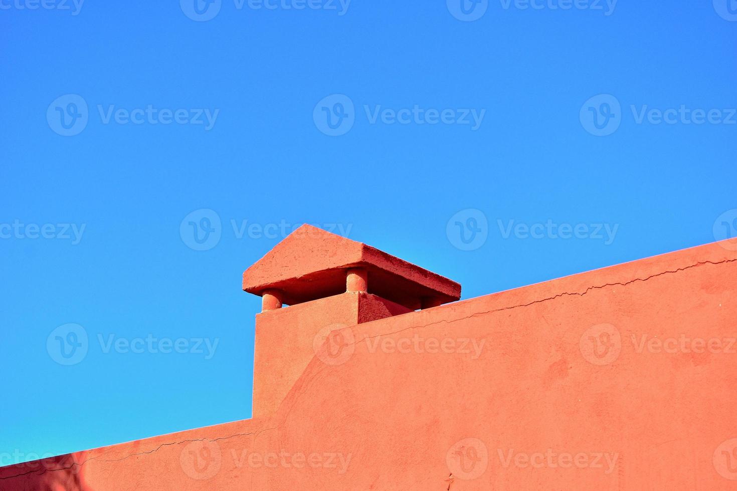 contrastando arquitectónico detalles en el Español canario isla fuerteventura en contra un azul cielo foto