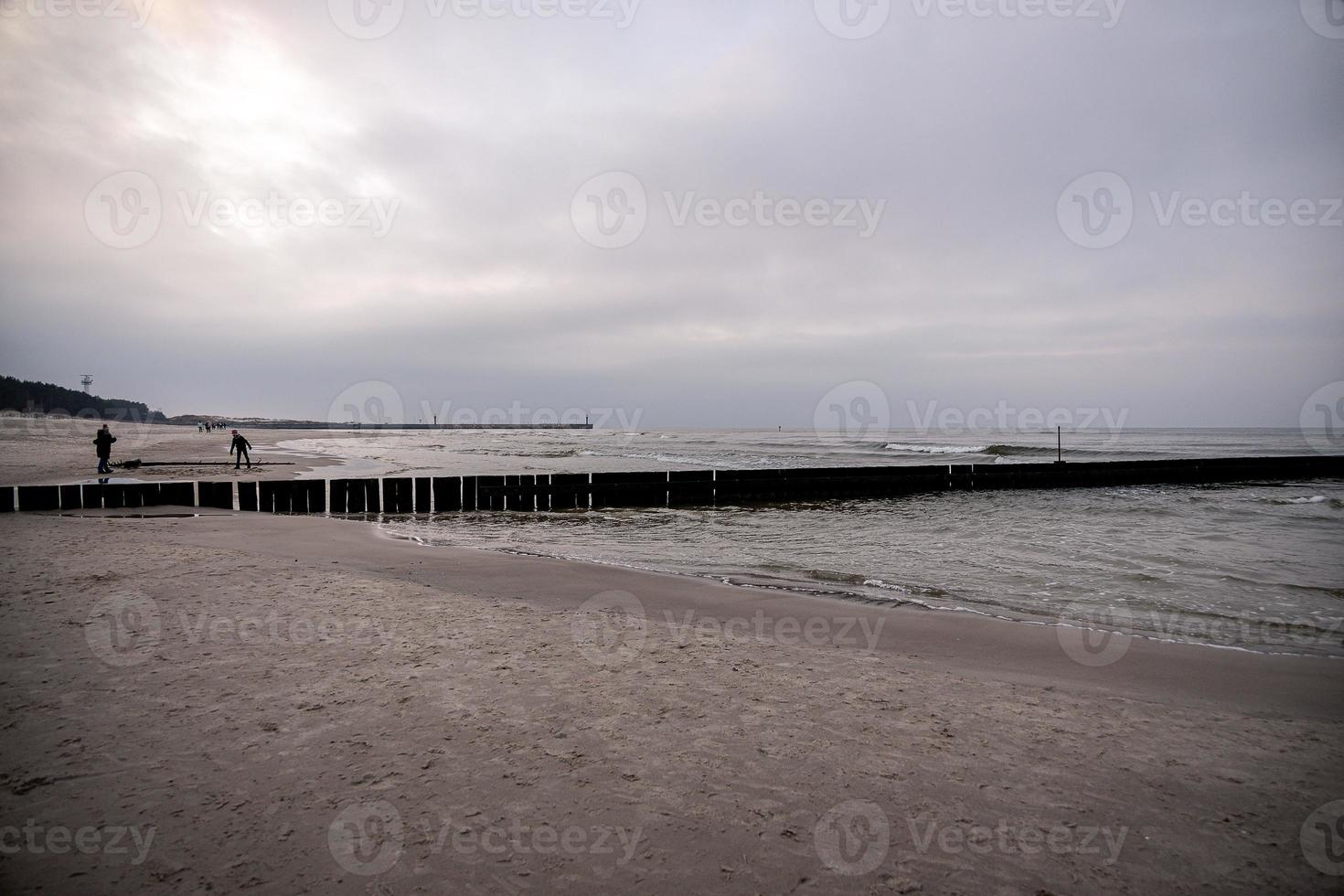 paisaje por el báltico mar en un calma gris frío día en Polonia foto