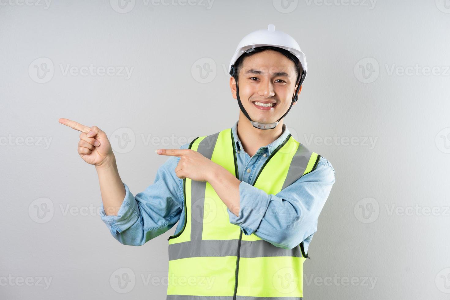 asiático ingeniero retrato en gris antecedentes foto