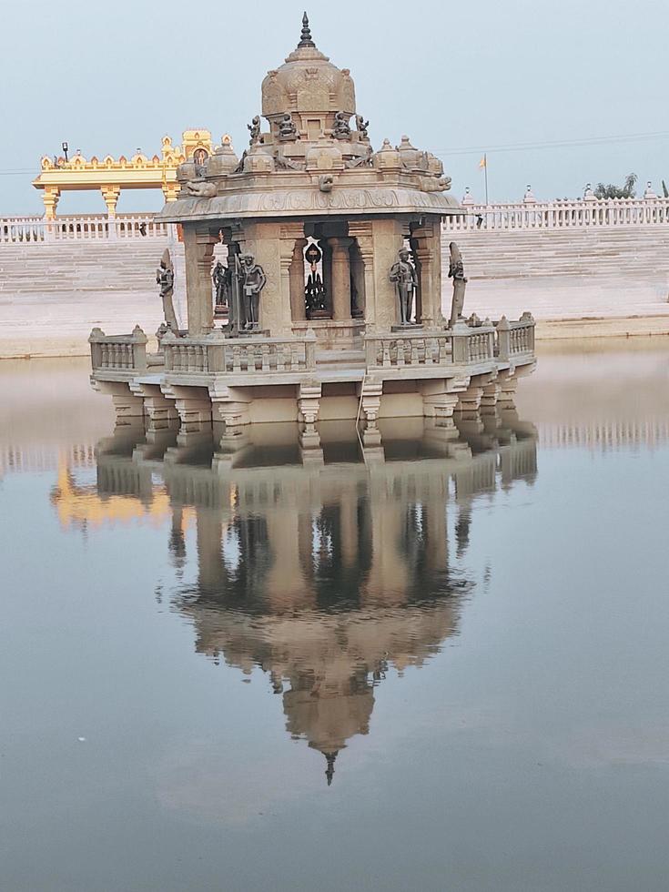 ratnagiri arulmigu murugan templo, terciopelo, tmplee en un lago , tampón en India , foto