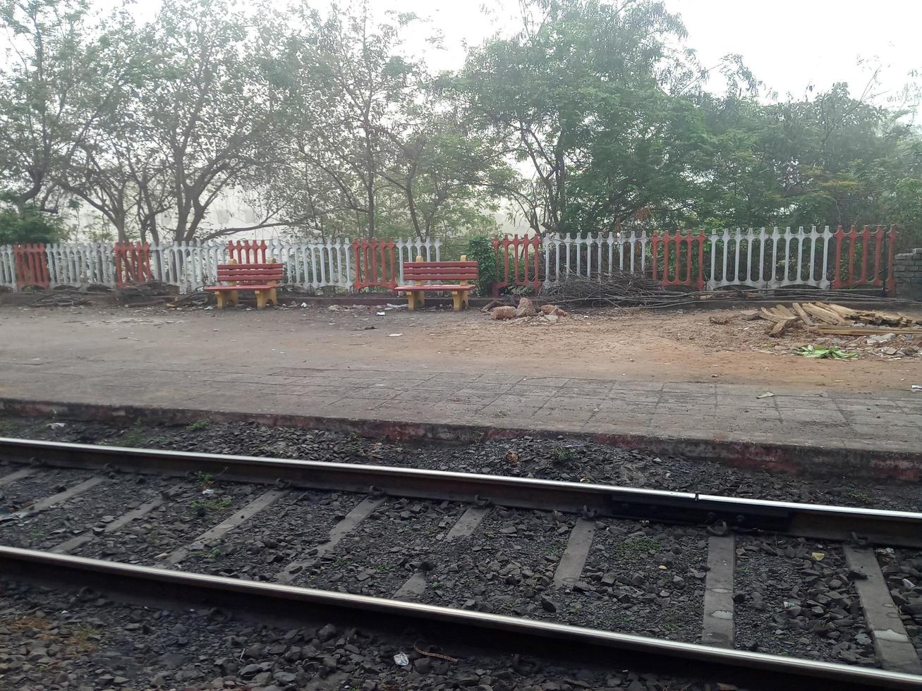 carril línea con estación, mientras de viaje por tren, pequeño estración , viajar India foto