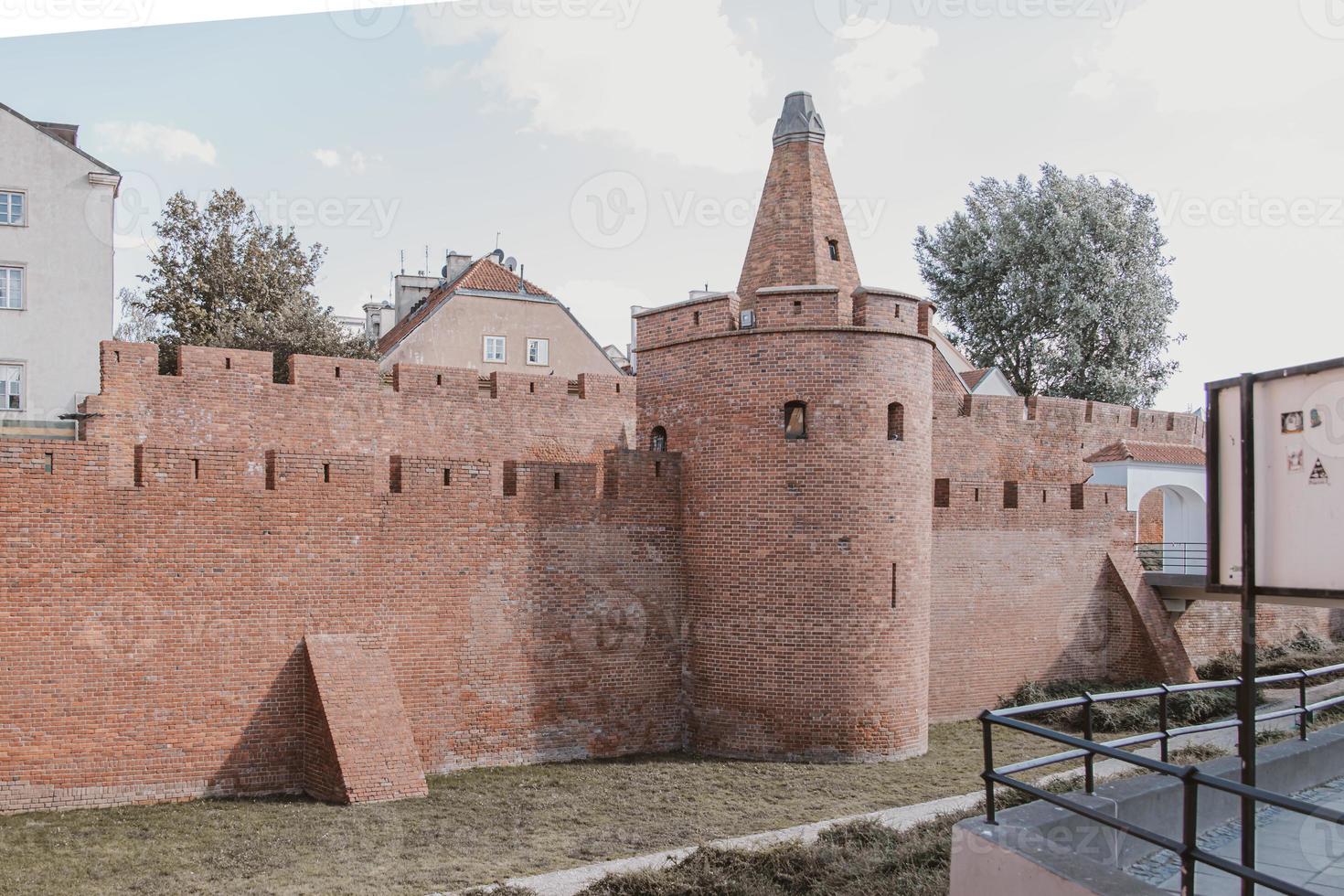 histórico barbacana en varsovia, Polonia en un calentar verano fiesta día foto