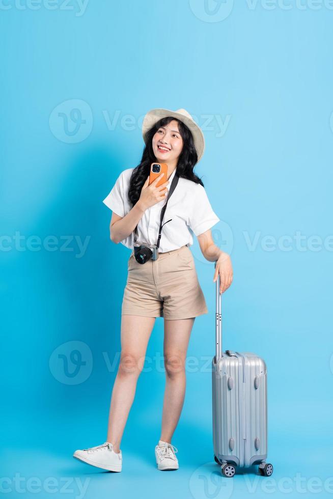 retrato de hermosa asiático niña de viaje, aislado en blanco antecedentes foto