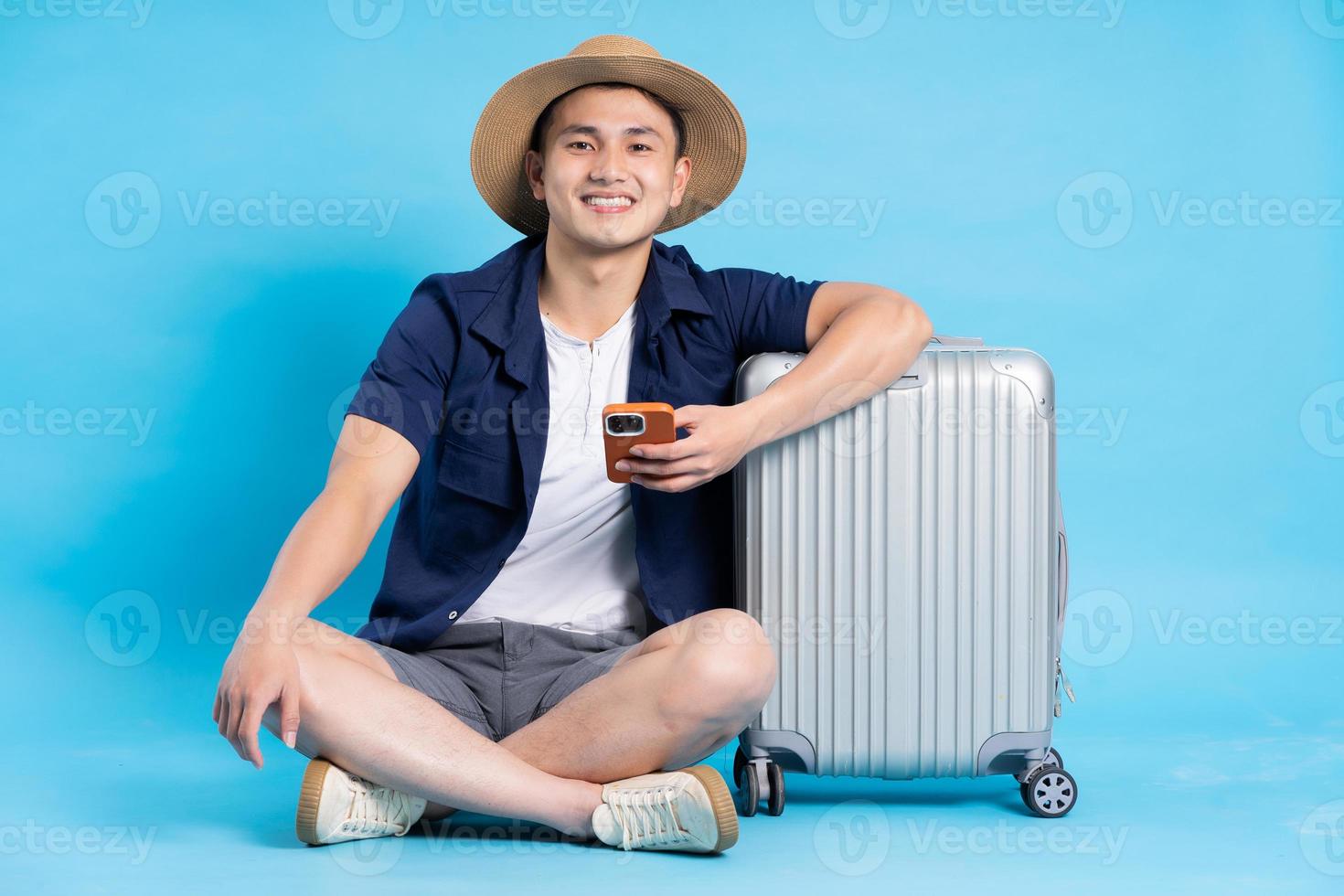 viaje asiático hombre retrato, aislado en azul antecedentes foto