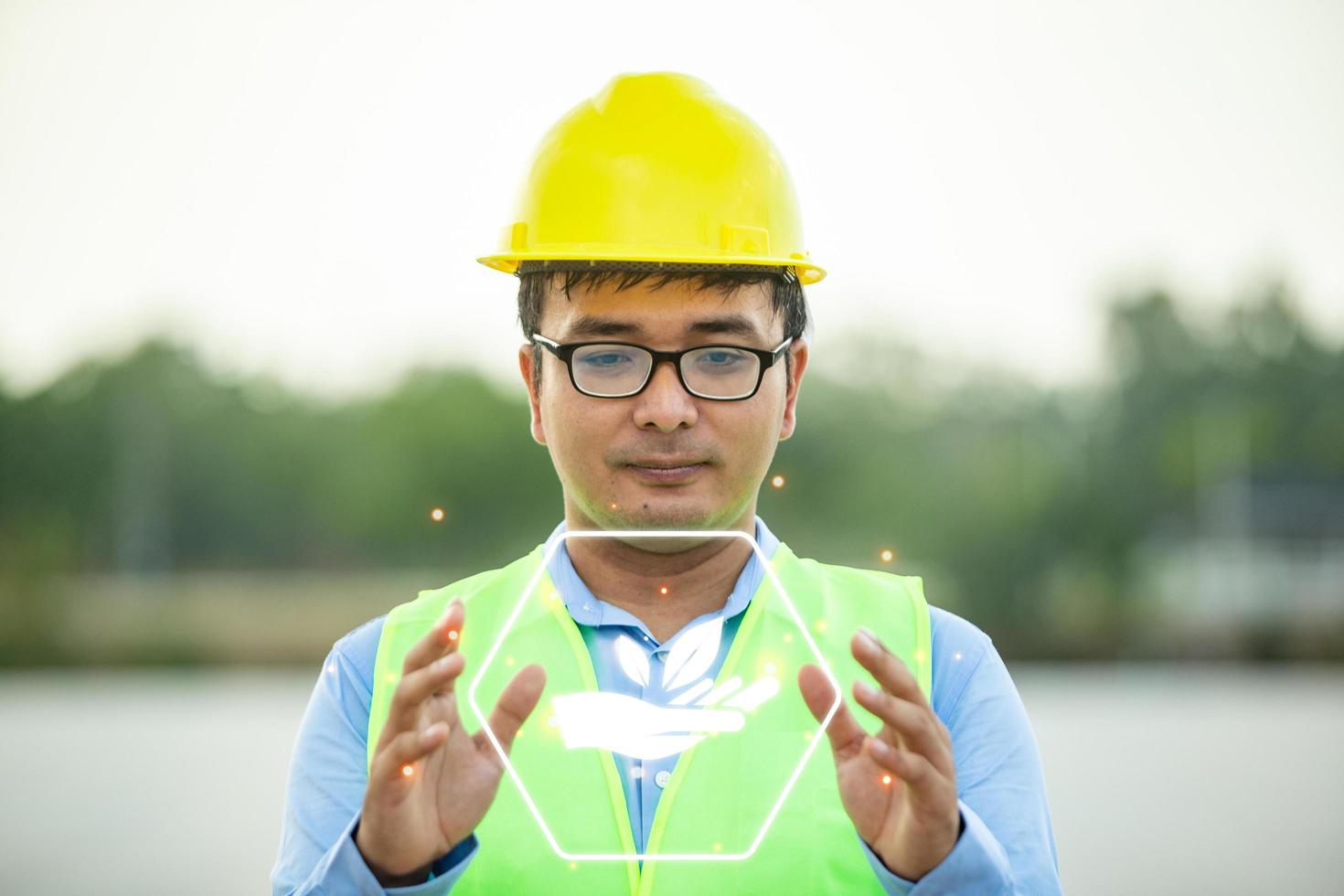 profesional hombre ingeniero mirando lejos con Placer sonrisa mientras trabajando a ecológico verde campo con solar paneles fotovoltaica poder estación concepto foto