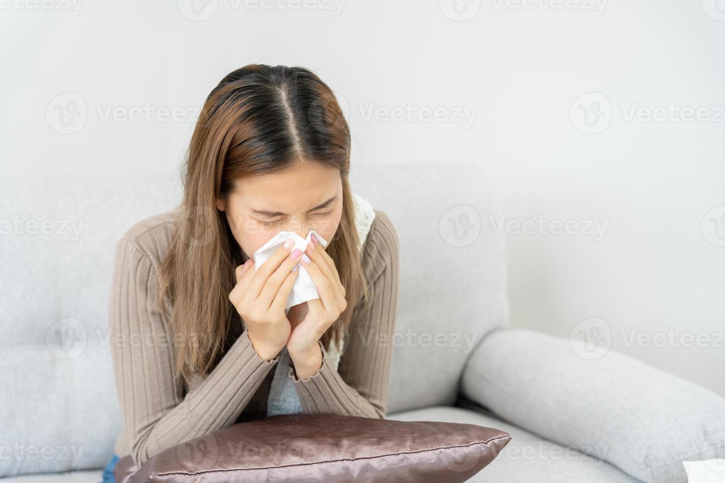 enfermo mujer con un dolor de cabeza sentado debajo frazada, hembra estornudos y líquido nariz con estacional influenza, alérgico, alto fiebre y influenza, descansando, virus, coronavirus, sensación enfermedad, respiratorio foto