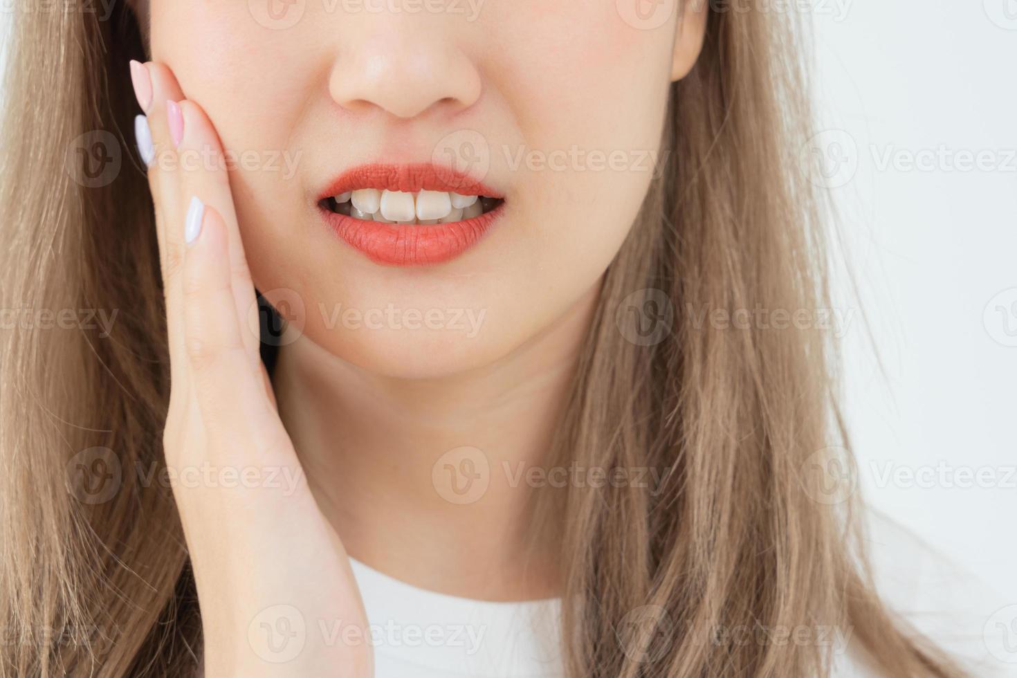 asiático mujer sensación dolor de muelas desde gingivitis, hembra sufrir diente, decaer problemas, dental cuidado. sensible diente, decaer problema, malo aliento, gingival recesión, oral higiene instrucción, diente extracción foto