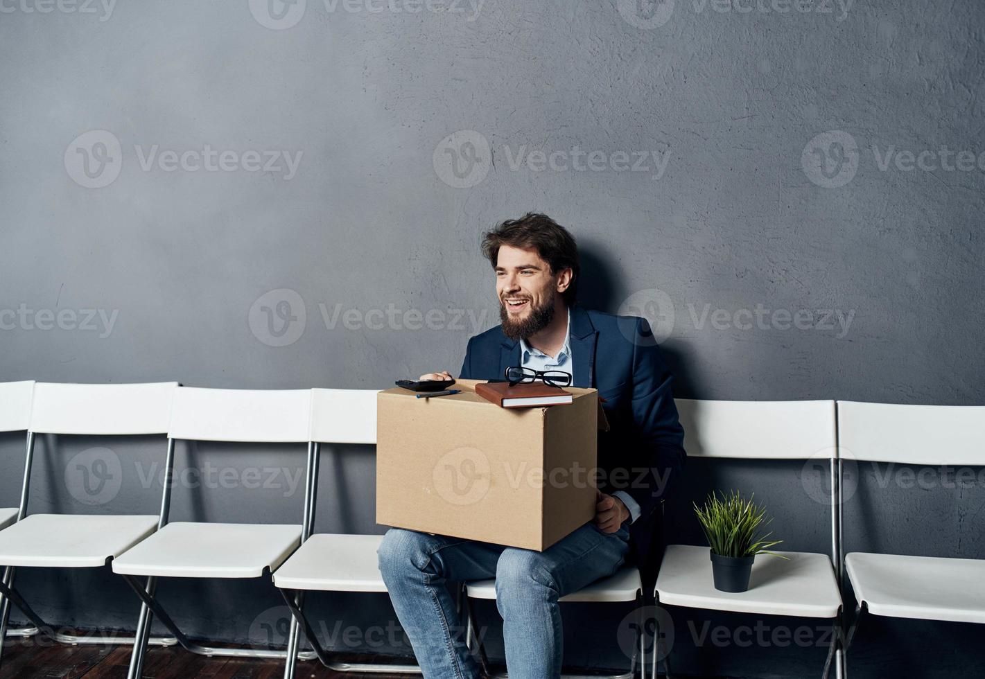 negocio hombre caja oficina cosas trabajo sentado en silla foto