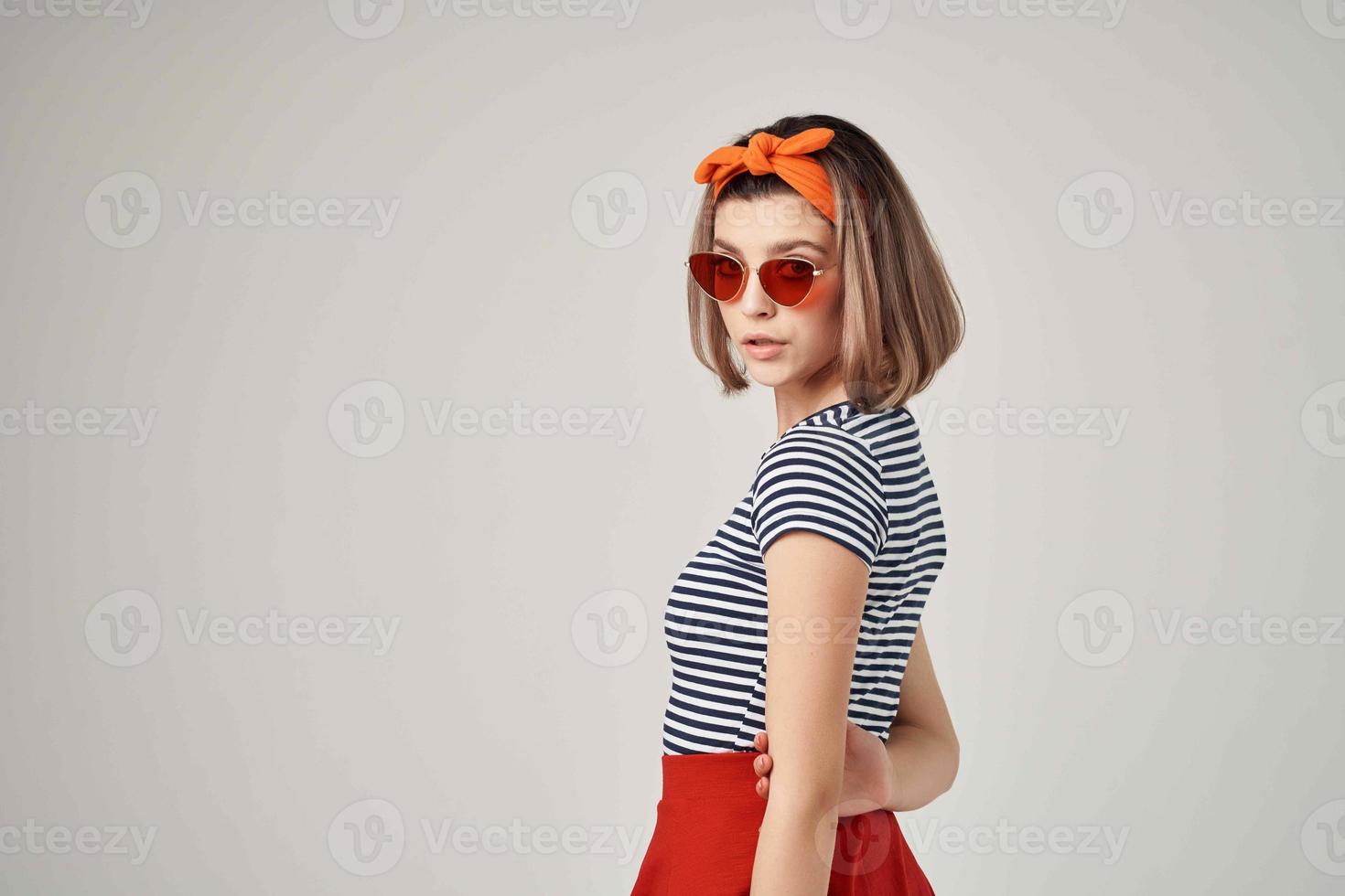 mujer en a rayas camiseta con vendaje en su cabeza vistiendo Gafas de sol Moda verano foto