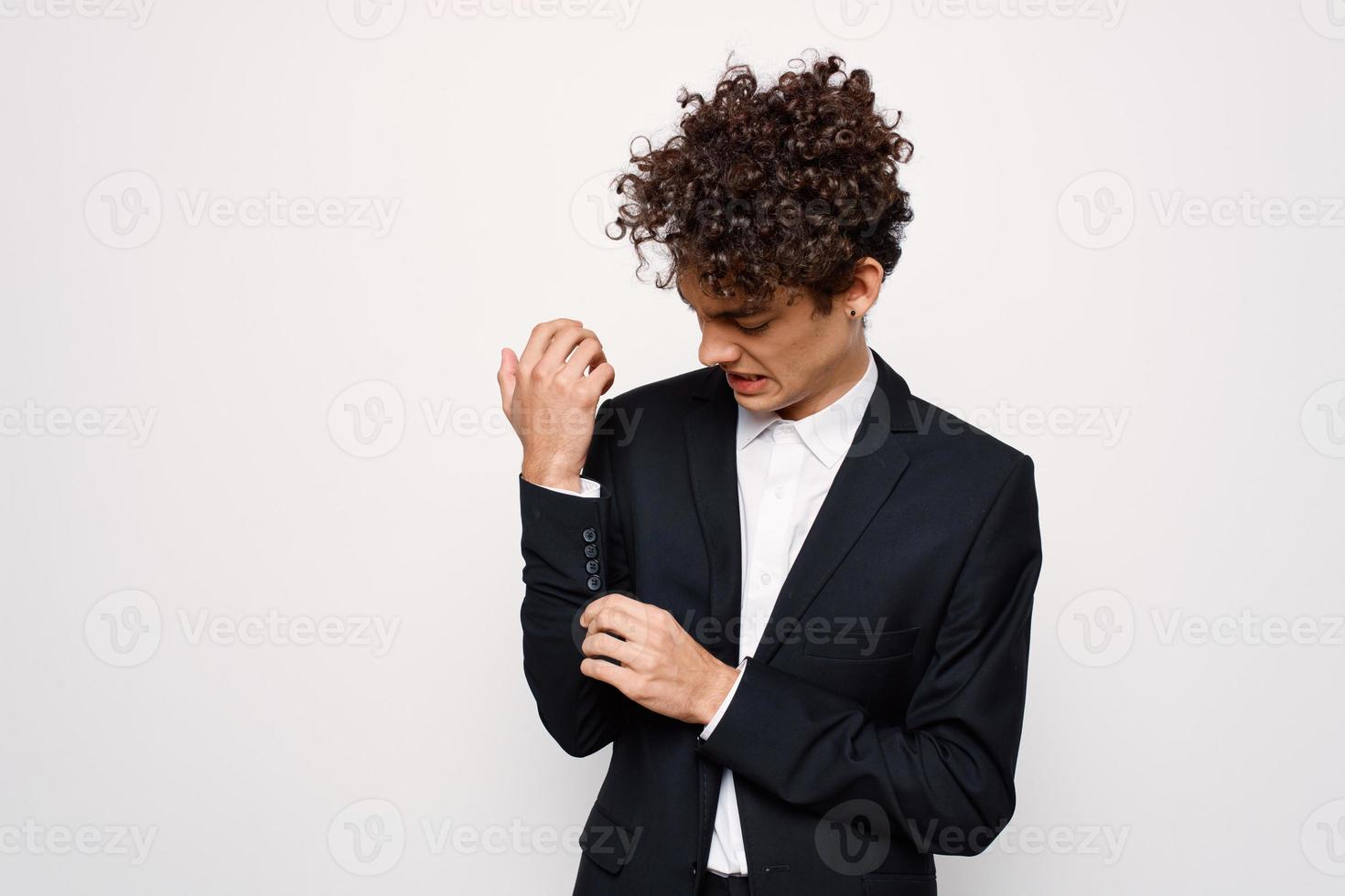 hermoso hombre en traje Rizado pelo Moda moderno estilo foto