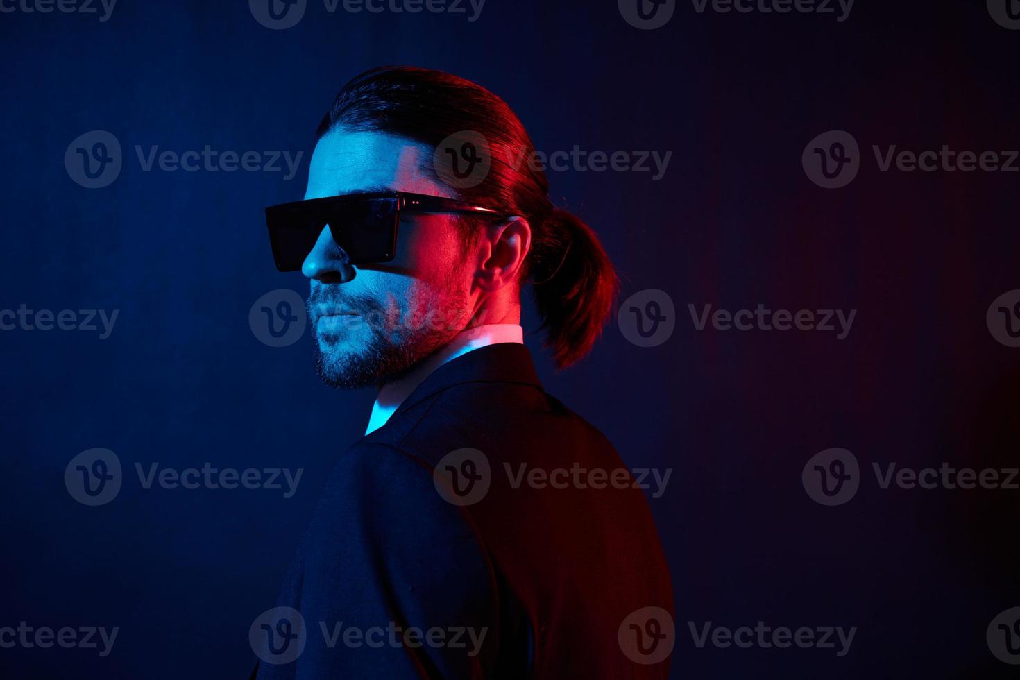 elegante hombre en un chaqueta posando yo confianza Gafas de sol estilo de vida modelo foto