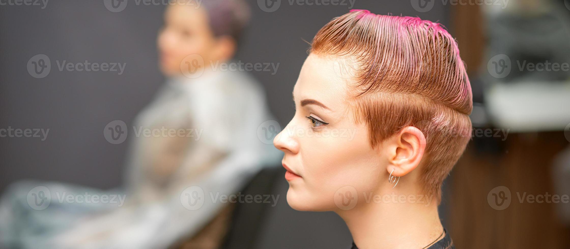 mujer con corto Corte de pelo en salón foto