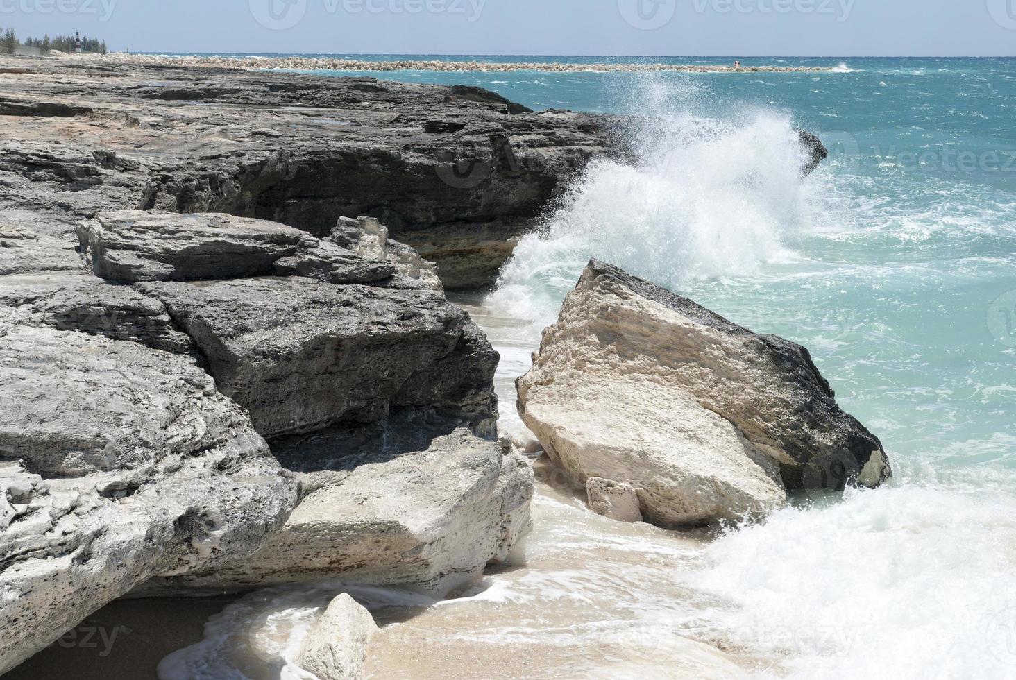 grandioso bahama isla línea costera y olas foto