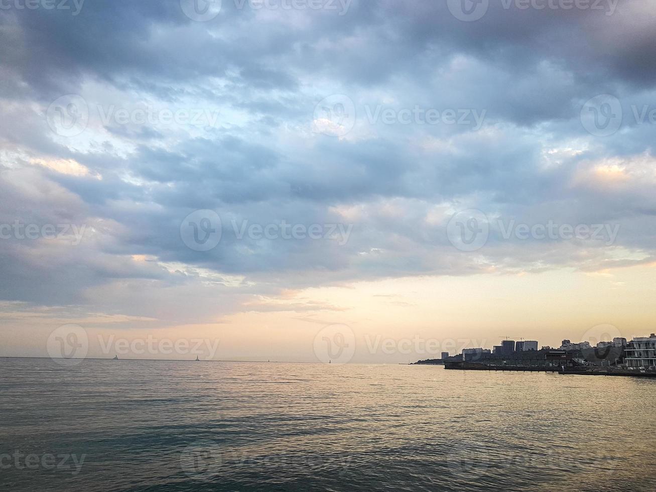 marina mar con calma agua y blanco nubes foto