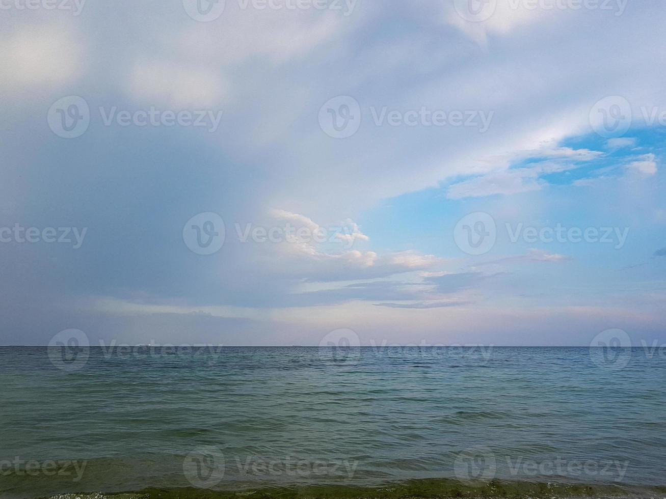 marina mar con calma agua y blanco nubes foto