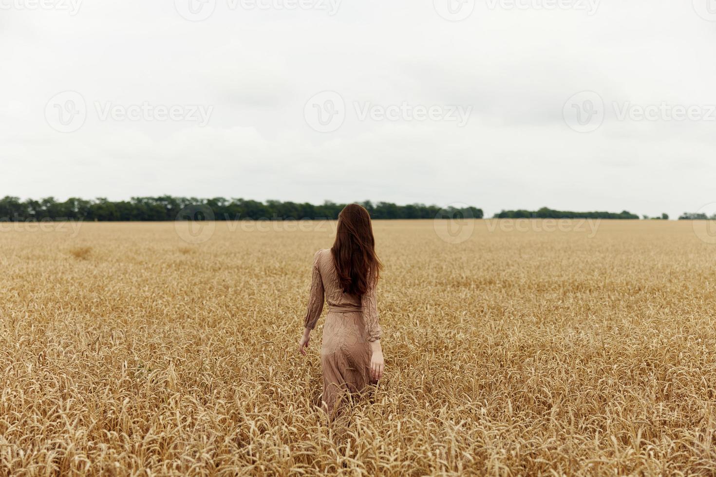 bonito mujer trigo campo otoño temporada concepto foto