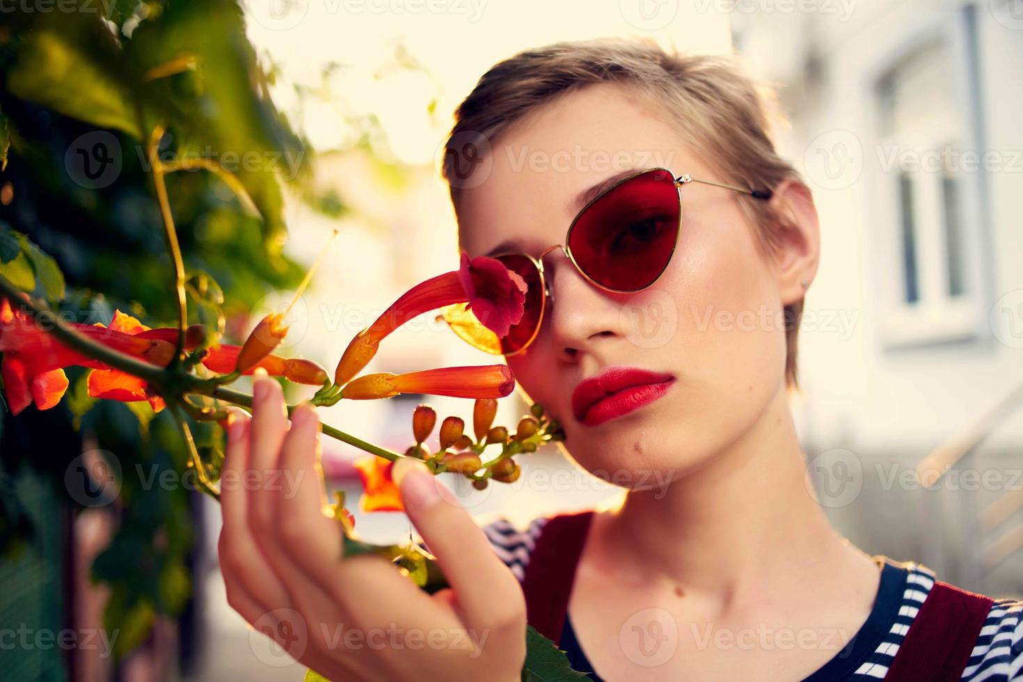 mujer vistiendo Gafas de sol flores Fresco aire 22467492 de stock Vecteezy