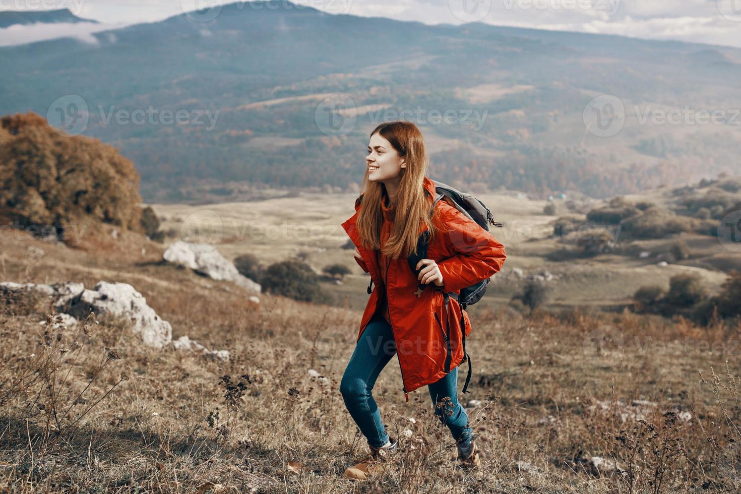 mujer con mochila viaje montañas paisaje chaqueta botas pantalones 22467630  Foto de stock en Vecteezy
