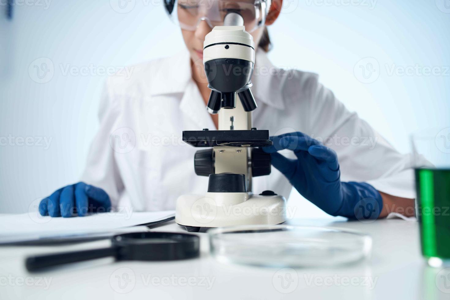 hembra médico biología tecnología investigación microscopio foto