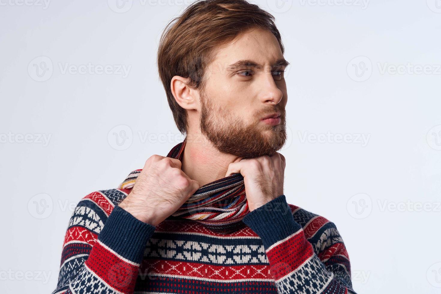 frío hombre en un bufanda se aferra a el cuello infección virus estudio foto