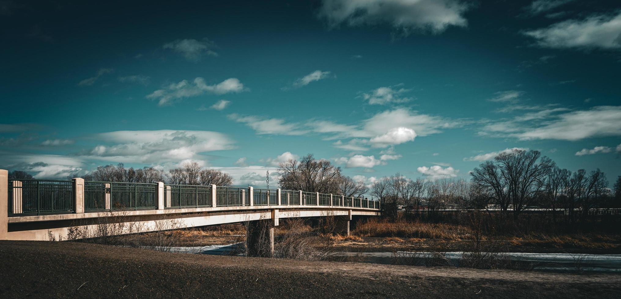 caminando puente en Colorado foto