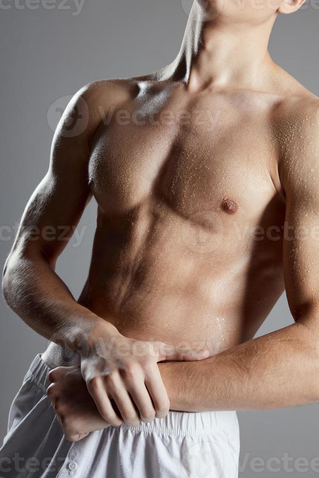 retrato de un desnudo hombre con un mejorado torso y bíceps aptitud carrocero foto