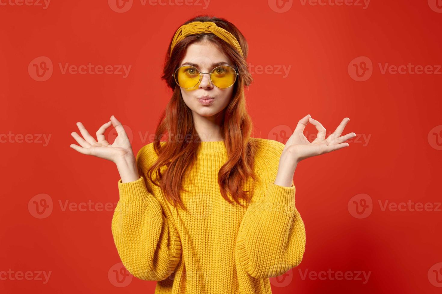 alegre mujer en amarillo lentes con un vendaje en su cabeza moda estudio emociones foto