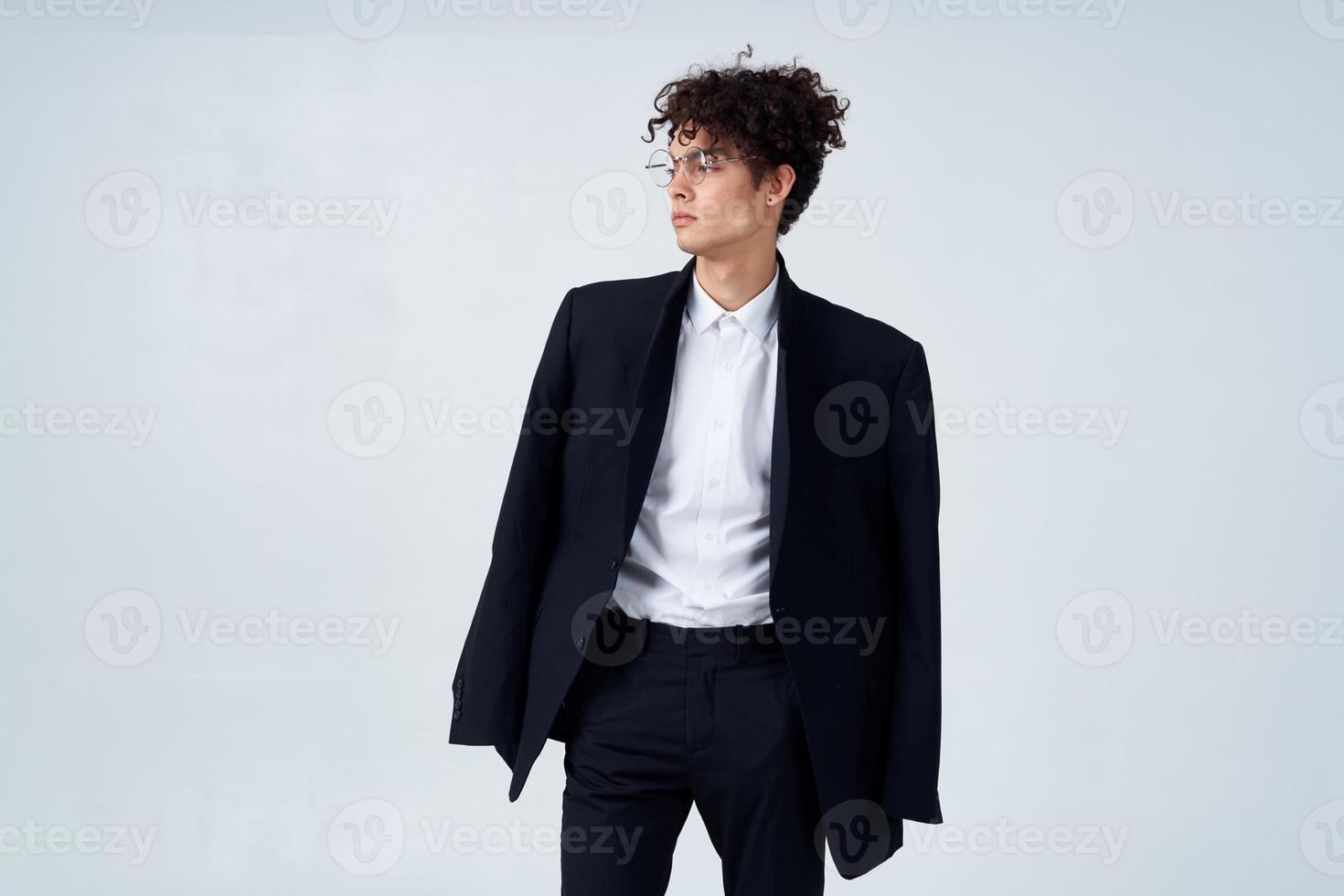 negocio hombre en traje lentes Rizado pelo Moda estudio foto