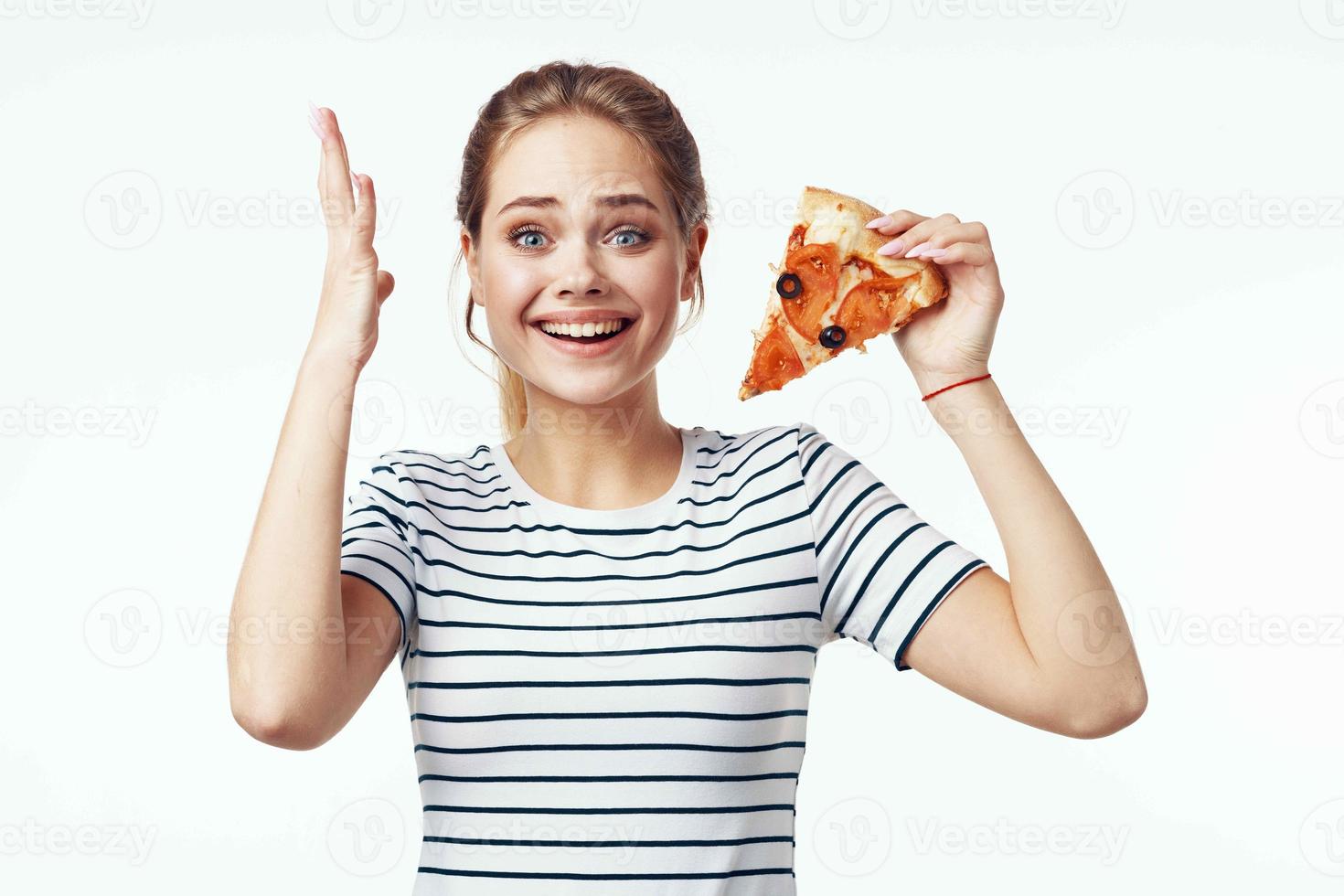 mujer en a rayas camiseta Pizza dieta bocadillo basura comida foto