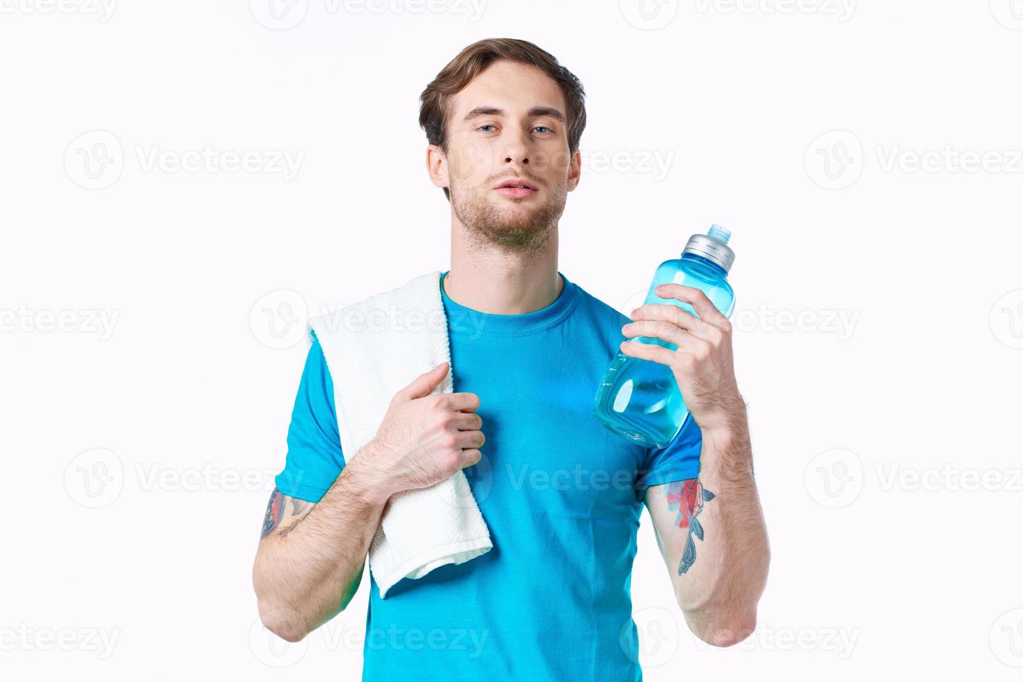 deporte hombre recortado ver agua botella salud rutina de ejercicio foto