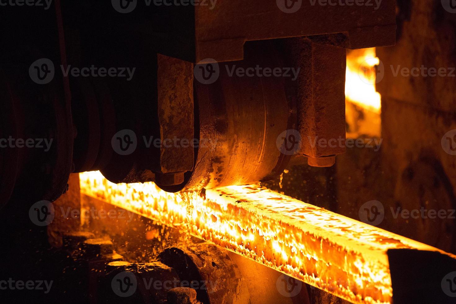 acero losa siendo arrollado en el caliente tira molino a demra, dhaka, Bangladesh foto