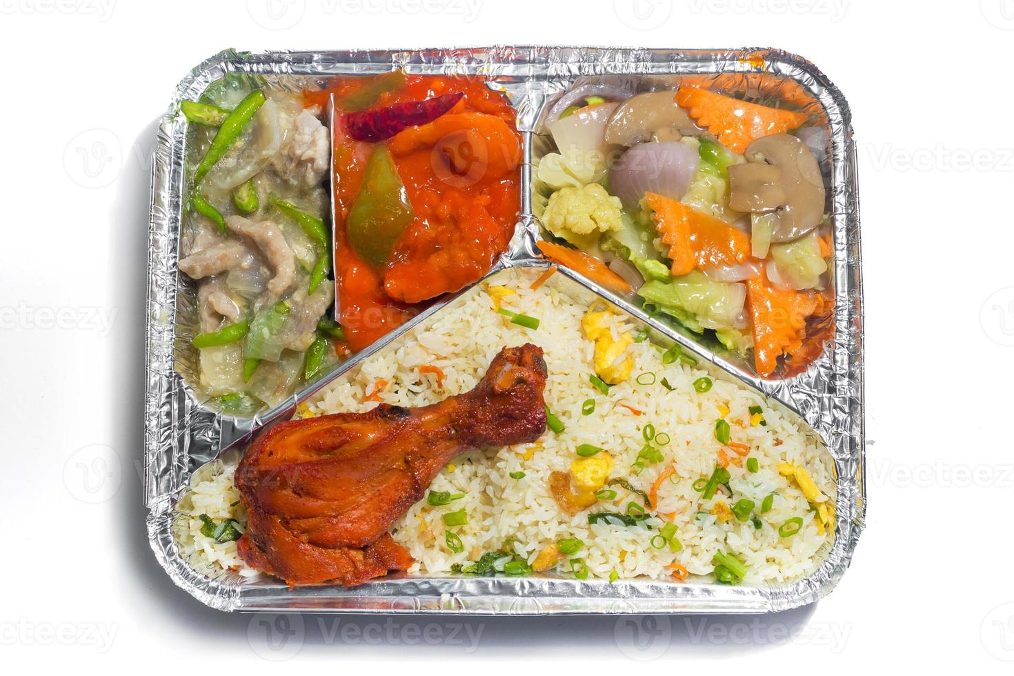 el comida más cálido aluminio frustrar rectangular desechable paquete o empaquetar almuerzo caja. tailandés y chino estilo comida tomar lejos entrega. 450ml 3 partes frustrar envase almuerzo comida caja. foto