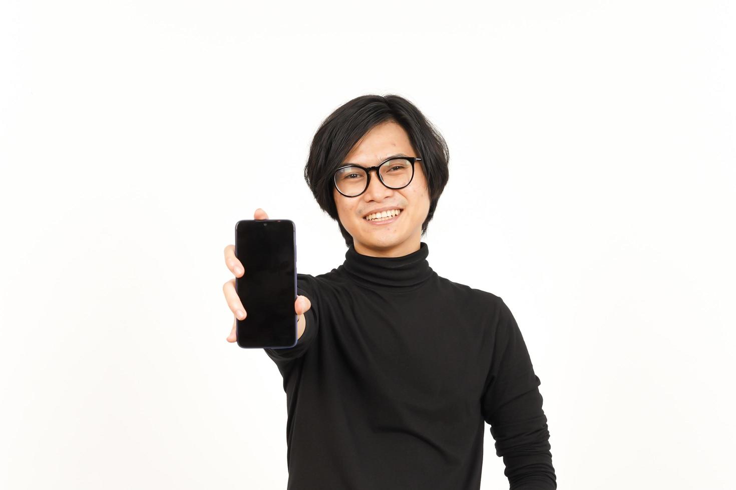 demostración aplicaciones o anuncios en blanco pantalla teléfono inteligente de hermoso asiático hombre aislado en blanco antecedentes foto