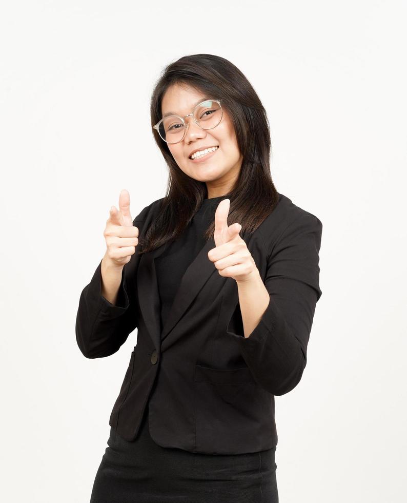 sonrisa y señalando a cámara de hermosa asiático mujer vistiendo negro chaqueta de sport aislado en blanco foto