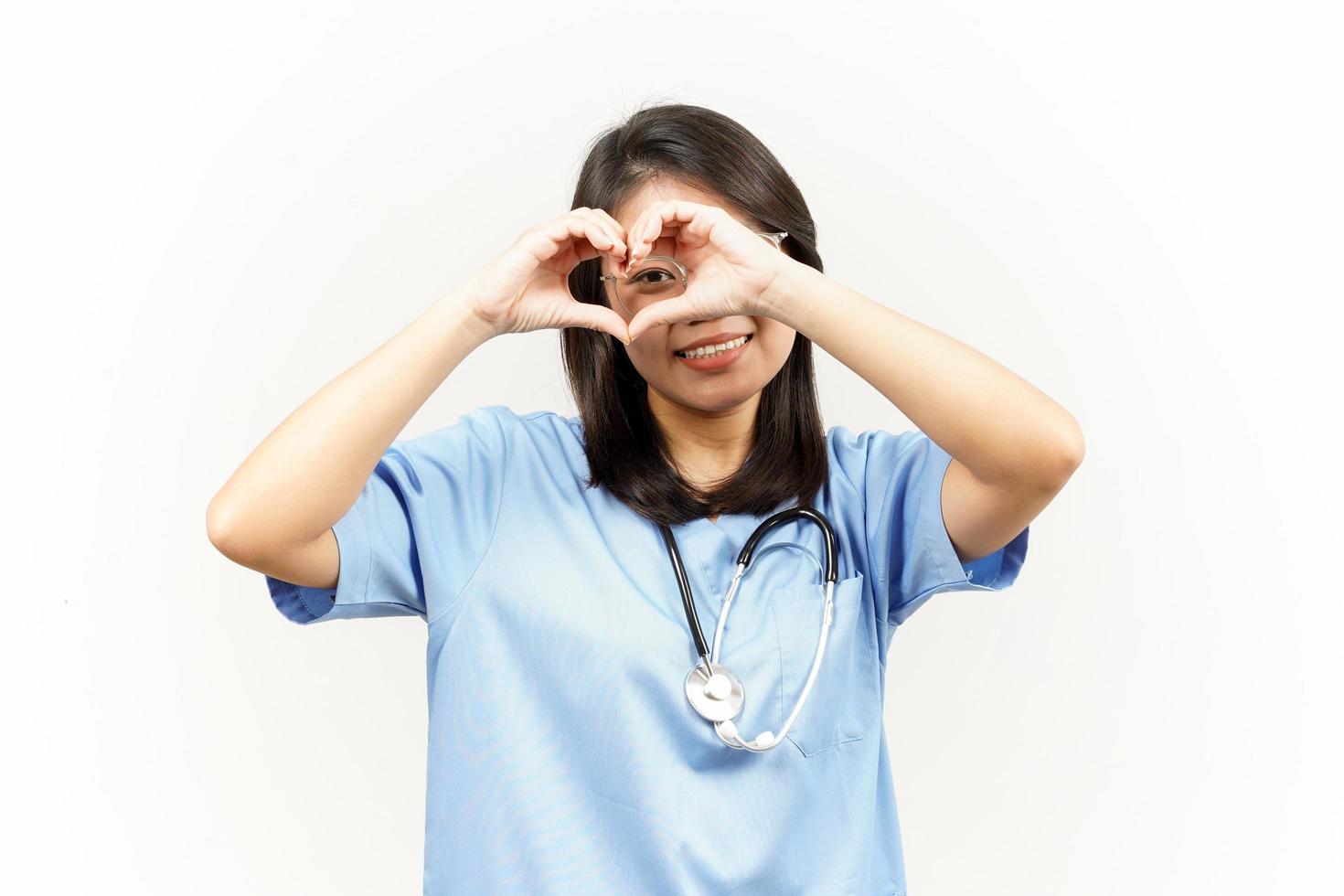 demostración amor o corazón firmar de asiático joven médico aislado en blanco antecedentes foto