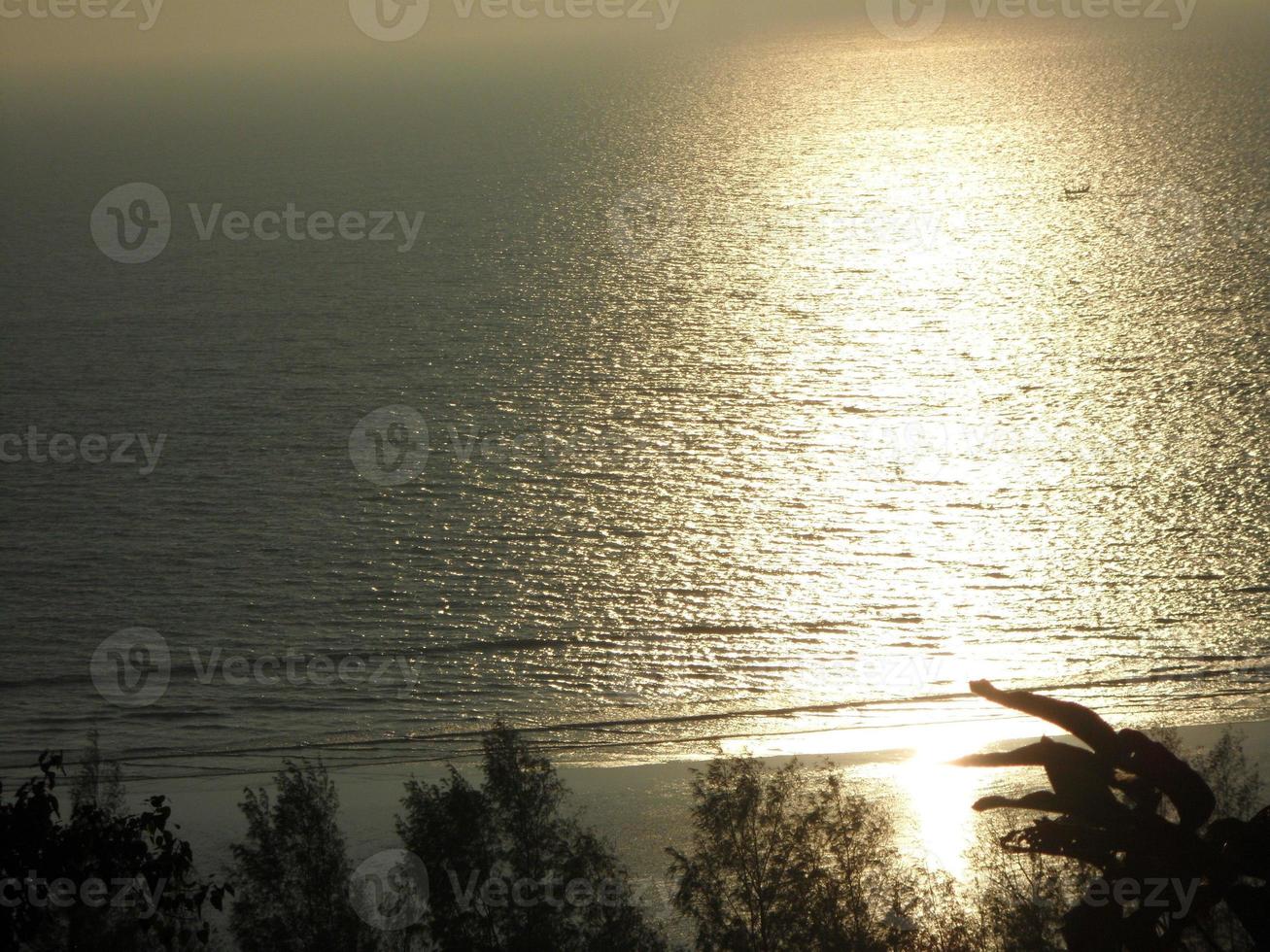 hermosa paisaje de puesta de sol momento en un mar playa de de cox bazar bangladesh, ver desde el parte superior de un colina foto