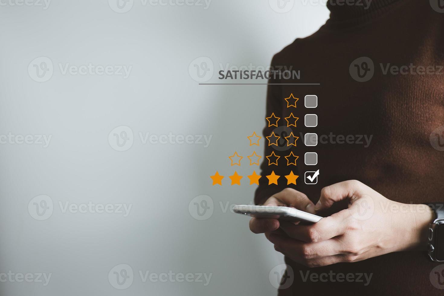 concepto de experiencia del cliente satisfecho, cliente de negocios feliz que usa un teléfono inteligente, la mejor revisión, servicio de alta calidad, más calificado, la puntuación más alta, 5 estrellas, redes sociales muy buenas. foto