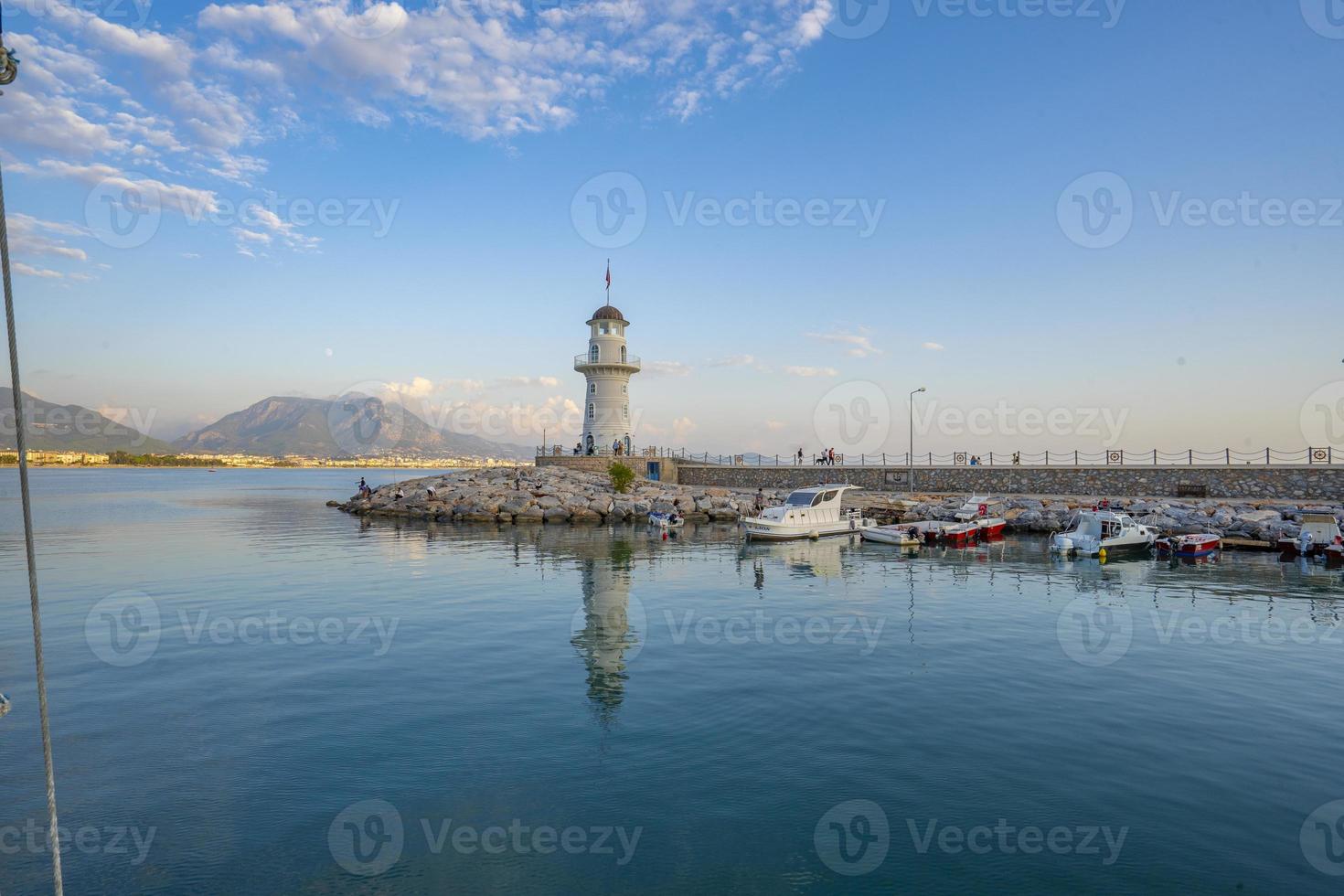 un maravilloso faro a puesta de sol en el Mediterráneo costa foto