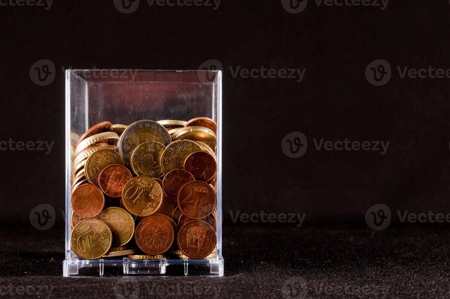 un vaso con monedas foto