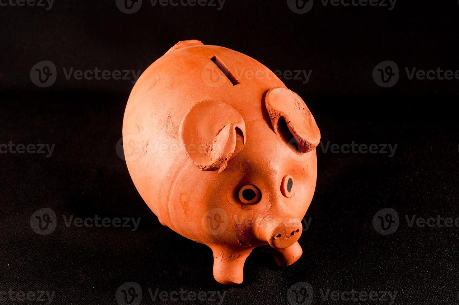 cerdito banco en oscuro antecedentes foto