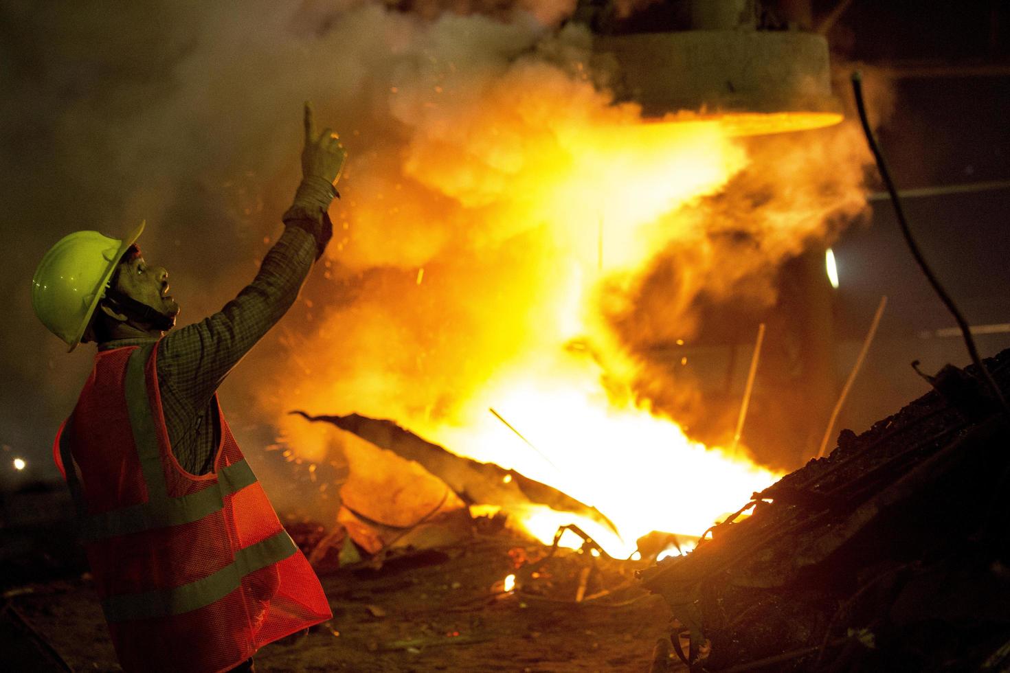 Bangladesh mayo 19, 2015 desde metal chatarra a hierro varilla haciendo acero fábrica máquina operador a demra, dhaka, bangladesh foto