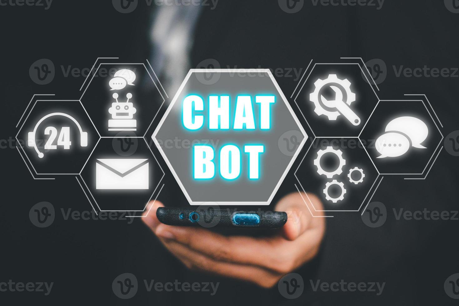 chatbot asistente conversación, mujer mano utilizando inteligente teléfono con chatbot icono en virtual pantalla, robot solicitud y global conexión, ai, artificial inteligencia, innovación y tecnología. foto